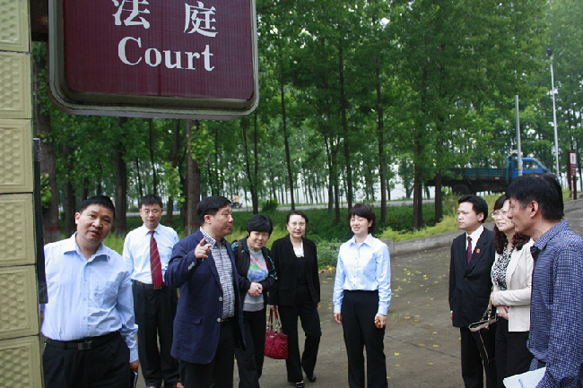 河南省高院民一庭副庭长卢红丽一行在漯河中院郭桂梅副院长的陪同下