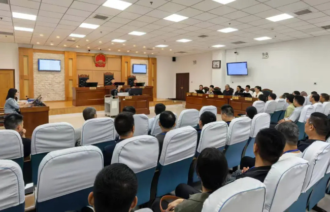 漯河中院公开审理行政诉讼案件，33家单位领导干部旁听