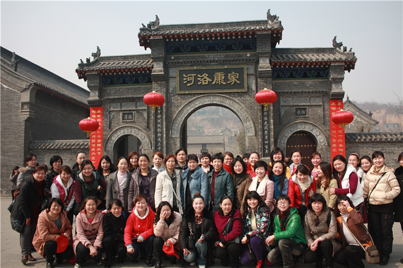 源汇法院女干警游康百万庄园喜过三八妇女节